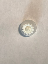 Load image into Gallery viewer, Dill Buttons  Novelty Buttons 20mm (3/4&quot;) Daisy Flowers